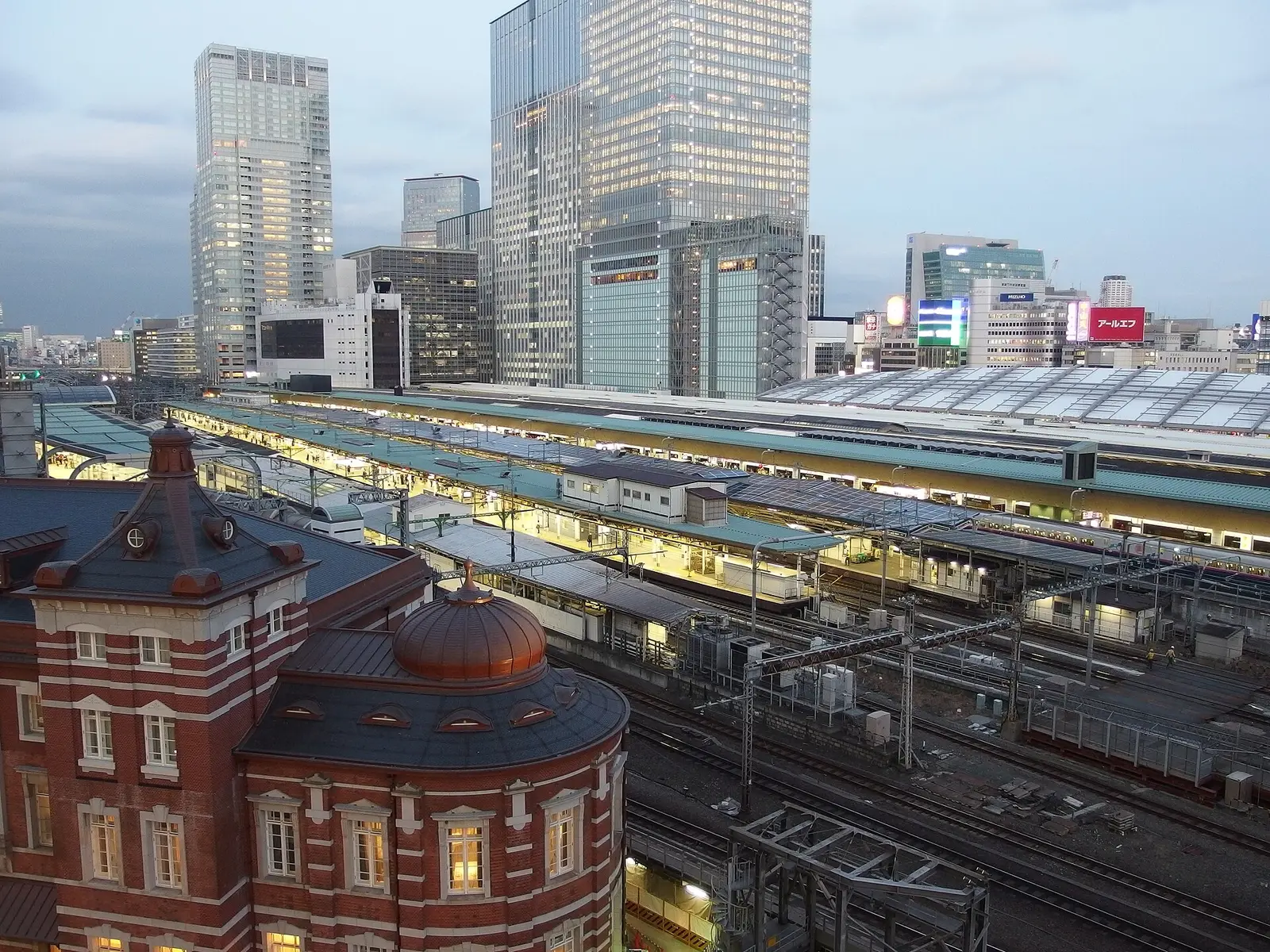 東京駅の駅舎と線路を高いところから見た景色