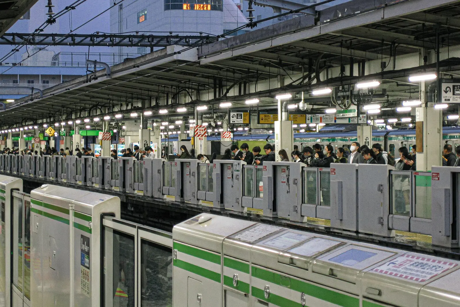 夕方の池袋駅のホーム