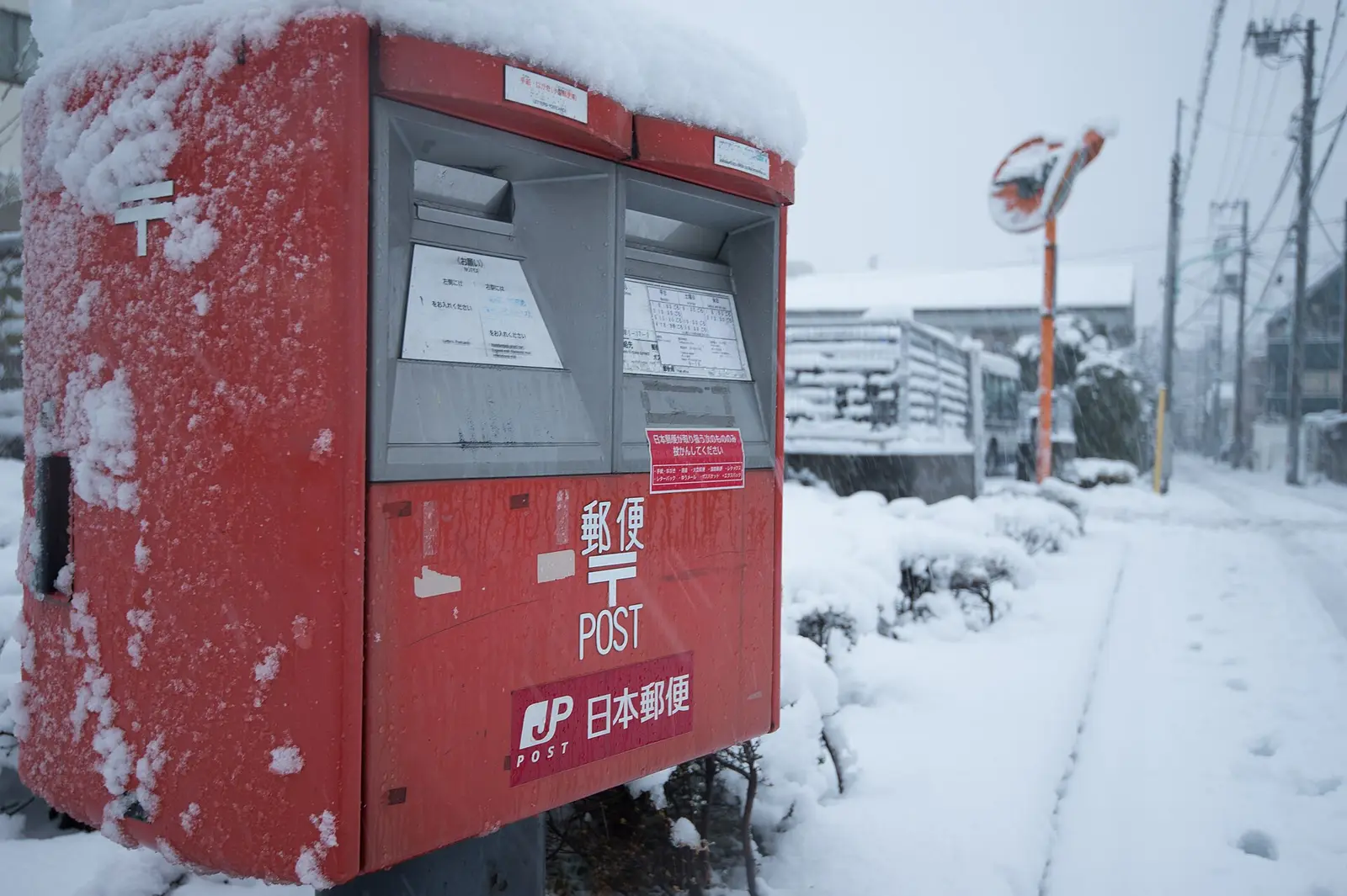 雪の積もった郵便ポスト